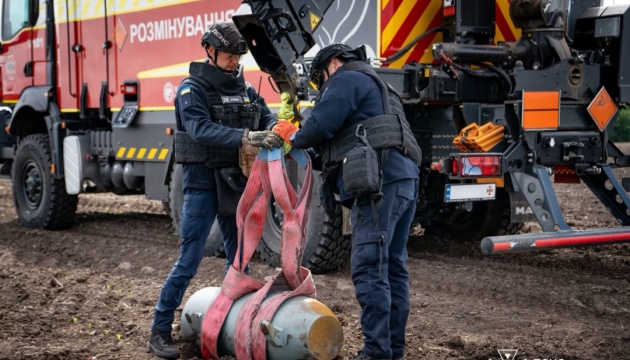 На Чернігівщині виявили бойові частини двох російських ракет Х-101