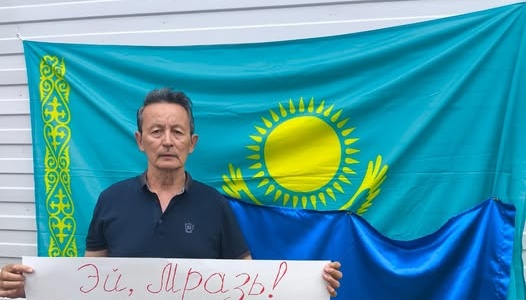 У Казахстані під час візиту Путіна затримали активіста через плакат «Слава Україні»