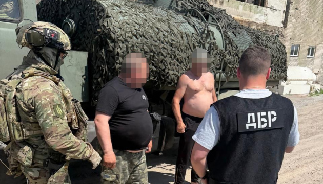 Посадовцю військової частини на Хмельниччині оголосили підозру через продаж 17 тонн дизелю