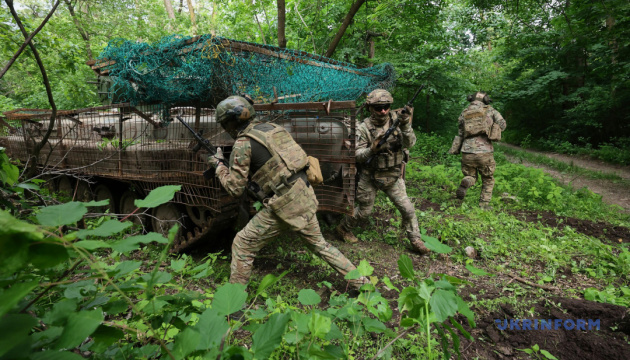 Soldaten der 13. Brigade der Nationalgarde „Chartija“ üben Absetzen aus einem gepanzerten Mannschaftstransportwagen, das schnelle Verlassen des Fahrzeugs und das Auseinanderziehen einer Gefechtsformation unter kampfnahen Bedingungen. / Foto: Wjatscheslaw Madiewsky, Ukrinform