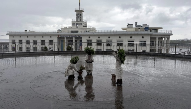 Скульптури малюків-засновників Києва переодягли у трипільське вбрання