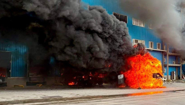 Russians strike Dnipro, logistics company warehouse on fire 