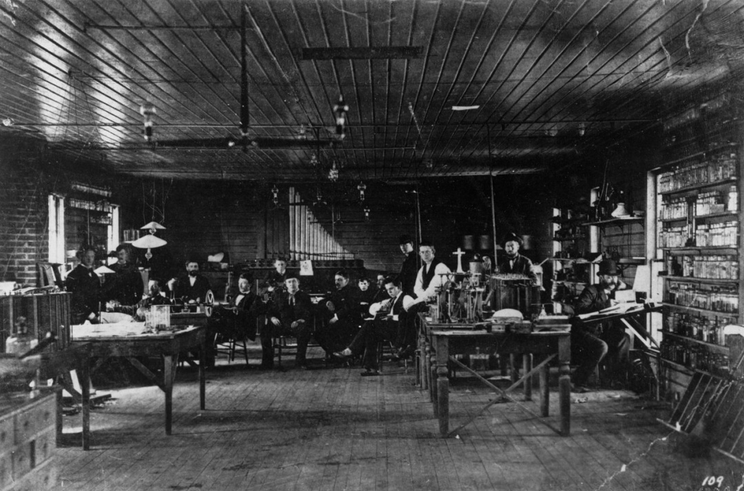 Лабораторія Едісона в Менло-Парку в 1880 році
