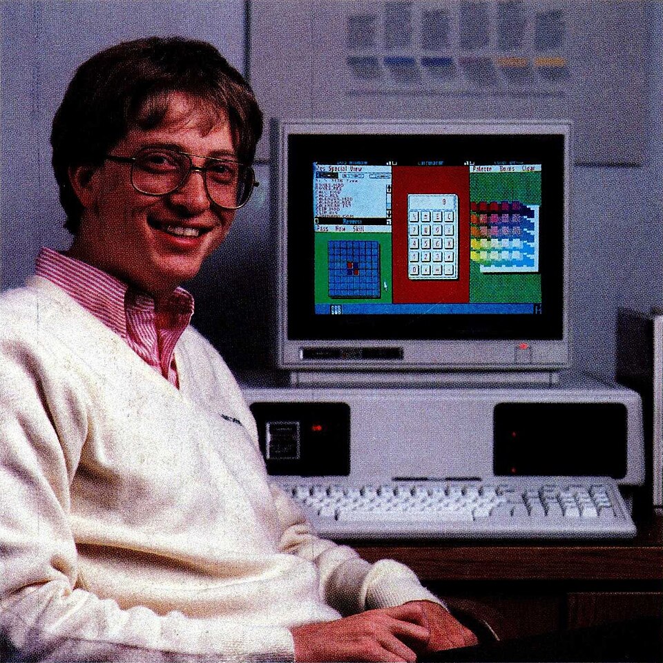 Білл Гейтс поруч із Tandy 2000, на якому запущено розробницьку версію Windows 1.0, 1984 рік