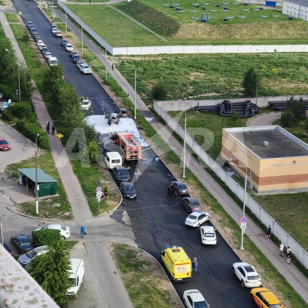 У Підмосков'ї біля будинків для військових вибухнуло авто, водій загинув