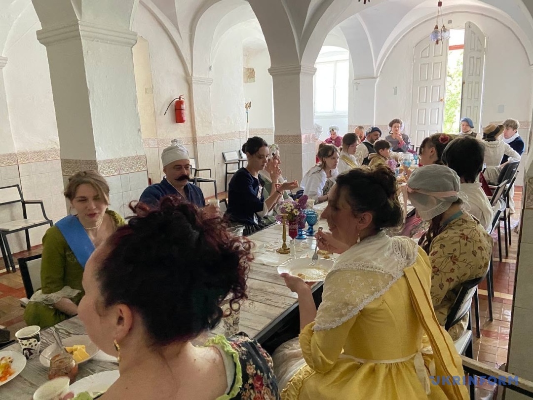 Сніданок реконструкторів у палаці відтворює реальність XVIII століття