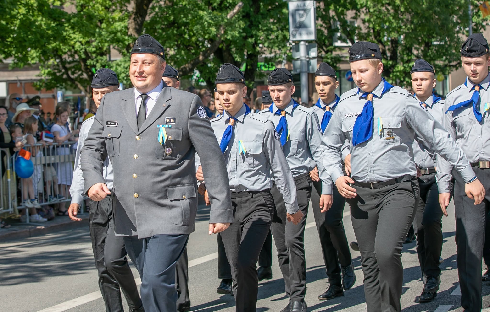 Крокують вихованці Kaitseliit. Фото: Aivar Oja