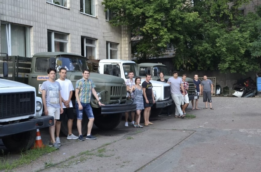 Курсанти однієї зі шкіл ТСОУ під час занять з підготовки водіїв вантажних автомобілів.