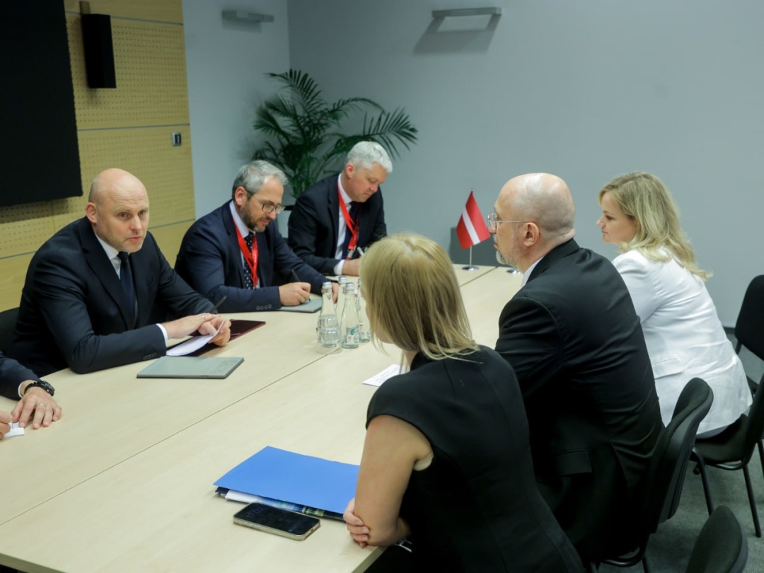 Шмигаль обговорив із прем’єром Латвії передачу обладнання для українських енергетиків
