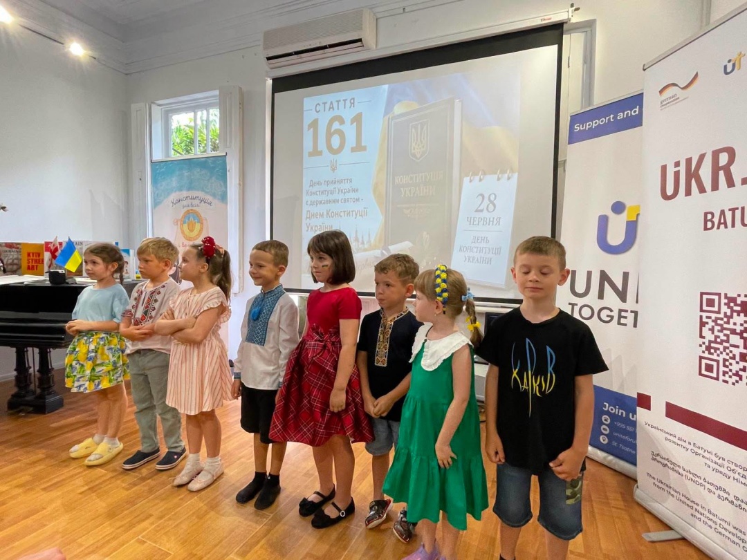 У Батумі українська діаспора відзначила День Конституції та День кримськотатарського прапора