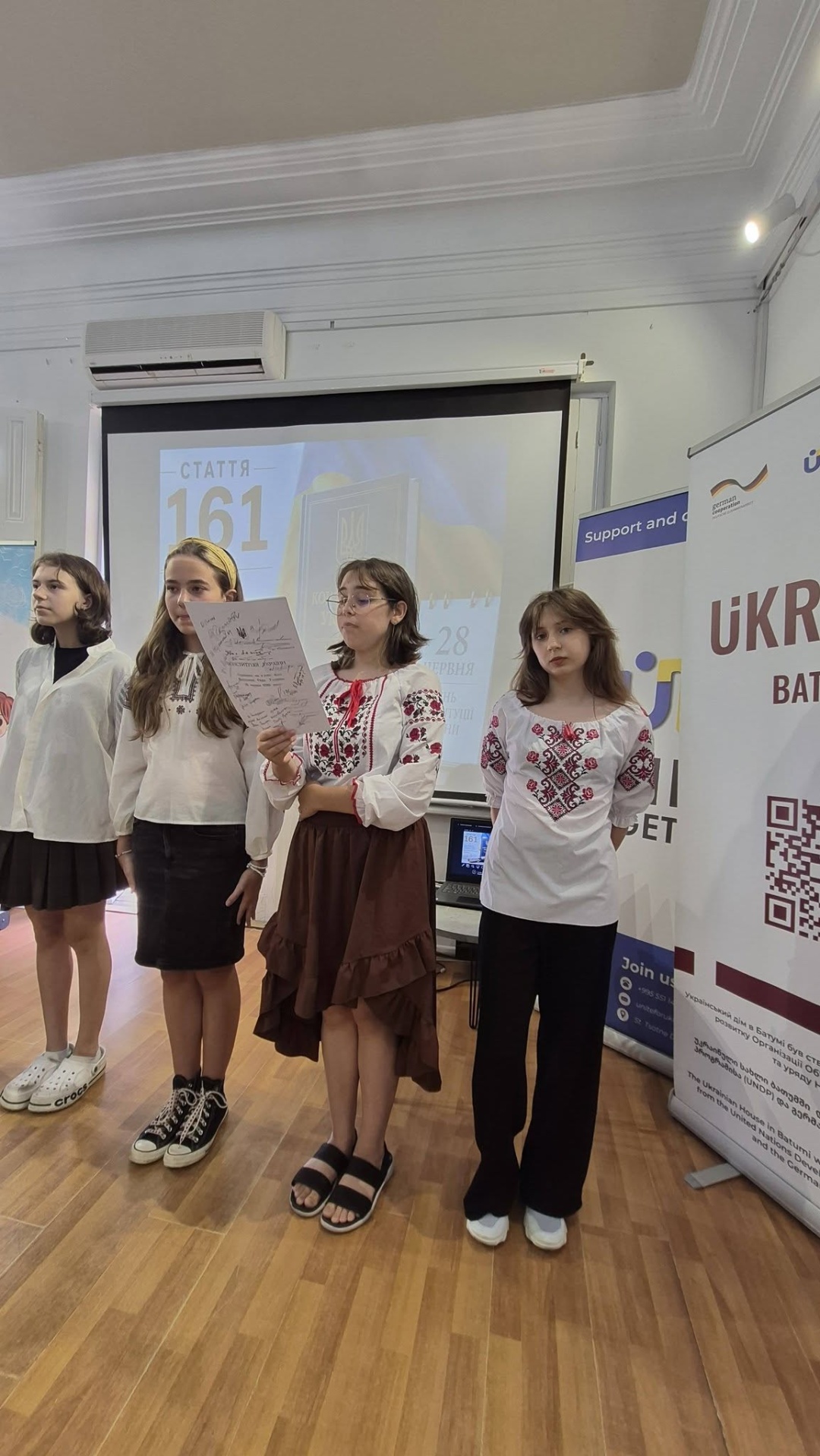 У Батумі українська діаспора відзначила День Конституції та День кримськотатарського прапора