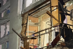 Внаслідок влучання російського дрона в Одесі частково зруйновані два поверхи будинку, є постраждалий