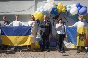 Дипломати в Молдові відвідали свята останнього дзвоника в українських закладах