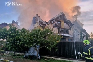 Нічна атака на Київщину: поранені троє людей, пошкоджені будинки та приміщення, спалахнули пожежі