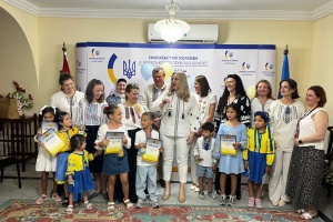 Українська школа в Каїрі завершила навчальний рік майстер-класом із Петриківського розпису