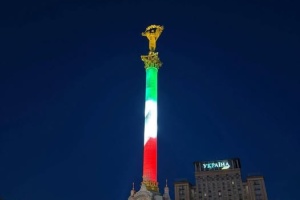 У Києві підсвітили Монумент Незалежності кольорами прапора Італії