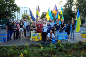 Перед російським посольством у Вашингтоні висадили соняшники на підтримку України
