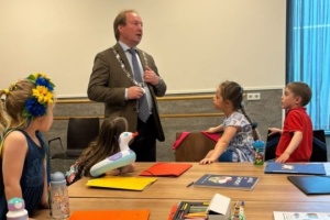 Mayor of Dutch city of Almere visits Ukrainian school, receives embroidered shirt as gift