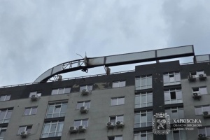 Росіяни влучили дроном по багатоповерхівці у Харкові
