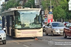 У Запоріжжі ворожий дрон влучив у тролейбус