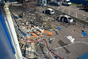 Атака РФ на харчове підприємство: на Київщині вже четверо загиблих, є поранені