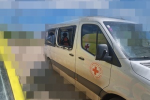 Росіяни вдарили з дрона по автівках Червоного Хреста України, є поранений