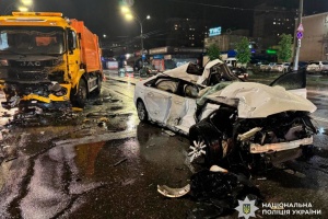 У Києві авто виїхало на зустрічну смугу та зіштовхнулось із вантажівкою, є постраждалий