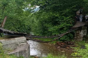 На Буковині обвалився міст із 30 дітьми, шестеро з них у лікарні