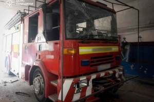 На Сумщині росіяни вдарили по пожежному автомобілю й обстріляли рятувальників ДСНС