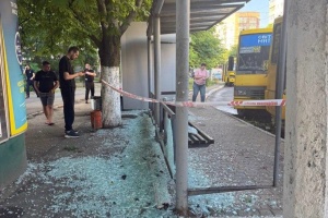 Ворог вдарив по зупинці транспорту в Одесі, двоє постраждалих