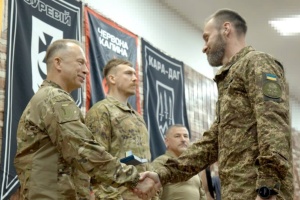 Syrsky visita las unidades militares en la región de Donetsk
