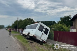 На Прикарпатті маршрутка потрапила у ДТП, серед постраждалих є дитина