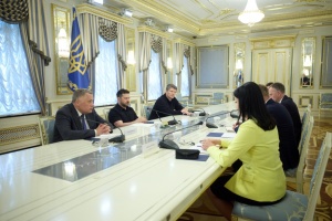 Zelensky aborda el Acuerdo sobre Drones y la adhesión a la UE con el ministro de Defensa letón