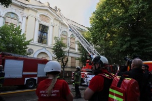 Museo de Arte de Járkiv se incendia tras un ataque ruso, un bebé resulta herido