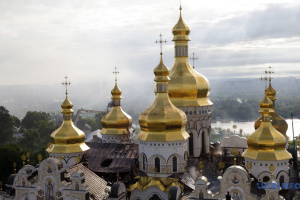 À Kyiv, les pompiers luttent toujours contre les flammes à la Laure des Grottes après une frappe russe