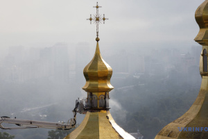 Guerre en Ukraine : des victimes civiles et des édifices historiques en feu après une frappe russe sur Kyiv 