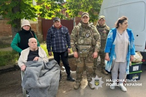 «Білі янголи» евакуювали з-під обстрілів шістьох жителів Миколаївки на Донеччині