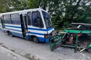 У Броварах автівка зіткнулася з автобусом - загинула 2-річна дівчинка, ще дев'ятеро людей постраждали