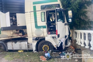 Two trucks and three passenger cars collide near Poltava; injuries reported