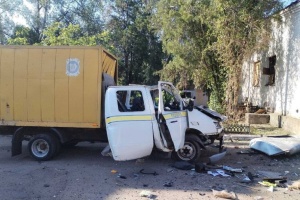 Russians destroy two Ukrposhta vehicles in Nikopol with drones, mobile branches suspend operations 