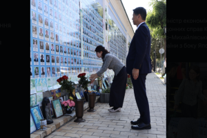 国光・山田両副大臣、キーウにてウクライナ戦死者を追悼