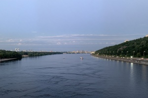 Pontonbrücken und Tunnel unter dem Dnipro – russische Angriffe zwingen Kyjiw, nach alternativen Lösungen zu suchen