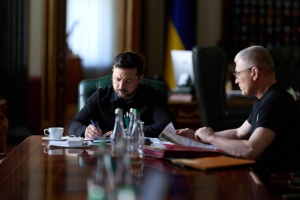 Zelensky annonce la destruction de plus de 60 000 tonnes de munitions dans l'arsenal de la flotte russe de la Baltique