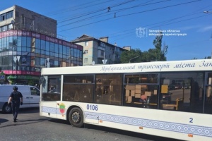 Russland greift erneut öffentliche Verkehrsmittel in Saporischschja an – es gibt Verletzte