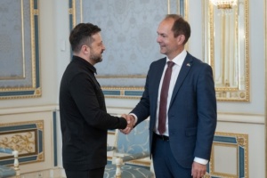 Präsident Selenskyj erörtert mit dänischem Verteidigungsminister Zusammenarbeit bei Abwehr ballistischer Raketen und Drone Deal