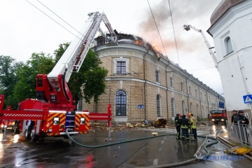 Zmasowany atak na Kijów: trwa gaszenie pożarów w Ławrze i Arsenale Mysteckim

