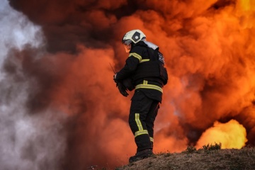 El enemigo ataca la región de Poltava, matando a una persona y provocando un incendio en terminal de Nova Post