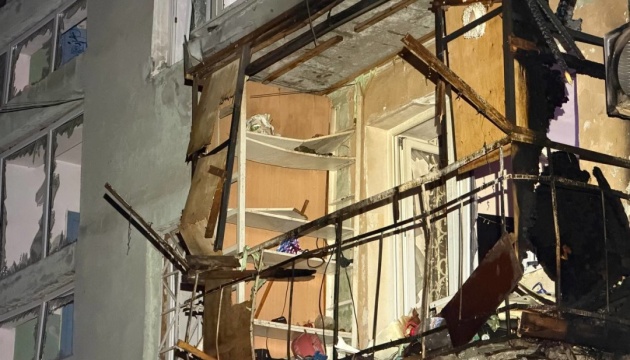 Внаслідок влучання російського дрона в Одесі частково зруйновані два поверхи будинку, є постраждалий