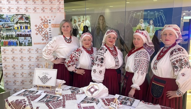 На Рівненщині до переліку культурної спадщини внесли вишивку картин із бузком і хусток на чотири кути