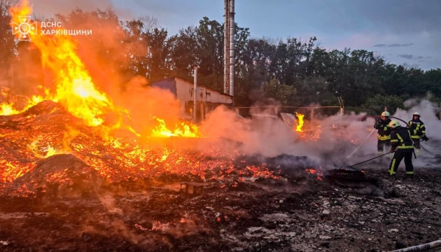 На Харківщині в результаті атаки російських дронів сталася пожежа на території підприємства